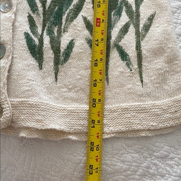 Vintage button front cardigan with painted floral design by Victoria - Picture 8 of 10